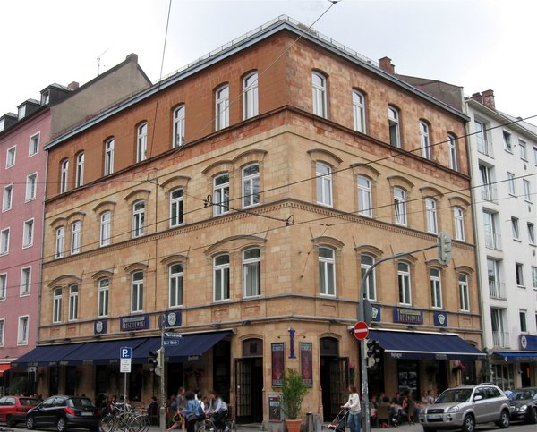 Das Mietshaus Theresienstr. 72 (Aufnahme: Von Rufus46 - Eigenes Werk, CC BY-SA 3.0, https://commons.wikimedia.org/w/index.php?curid=10632292)