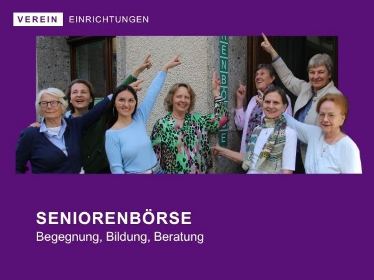 Frauengruppe vor Seniorenbörse - Ort der Begegnung für Senioren