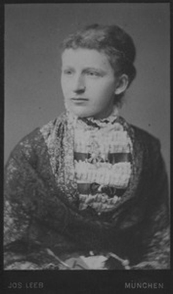 Bayerische Staatsbibliothek München/Bildarchiv: Portrait Therese Sickenberger, Fotograph: Joseph Leeb, ca. 1879/1884