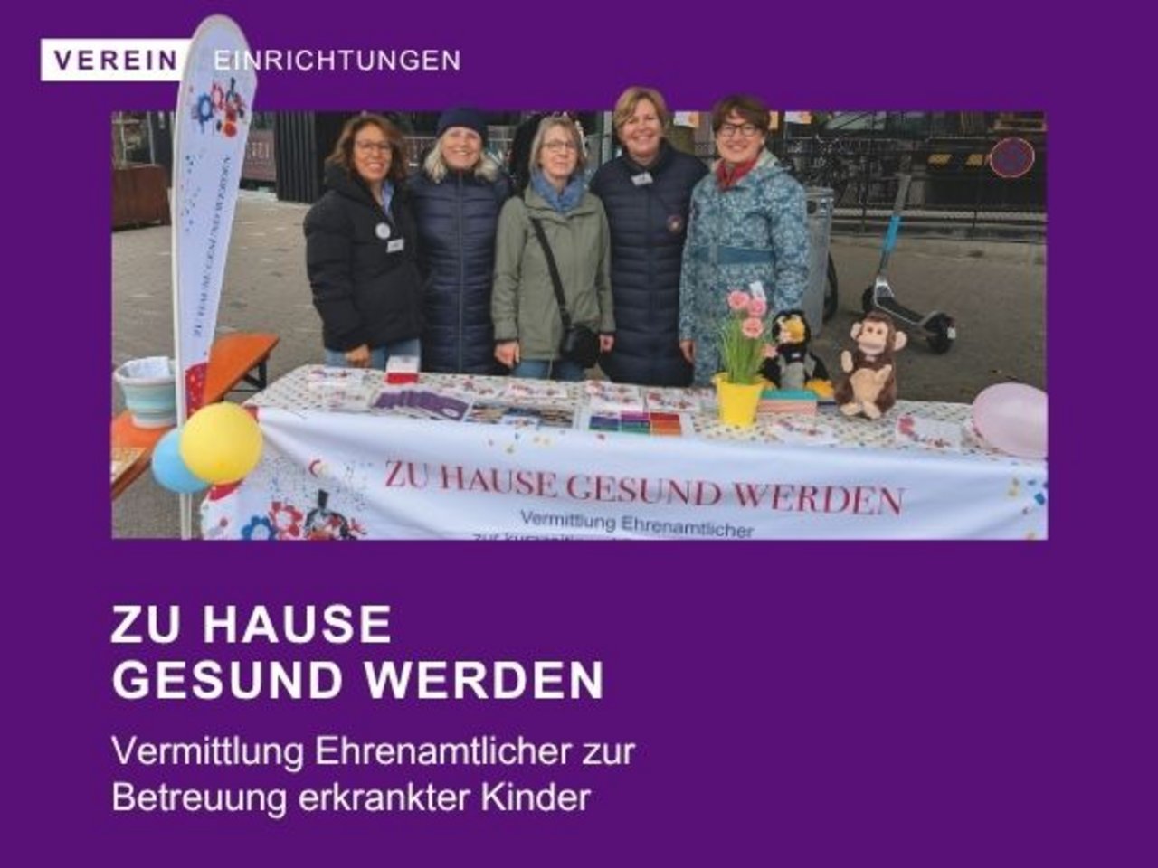 Frauengruppe vor Plakat - ZHGW bietet Entlastung für Eltern