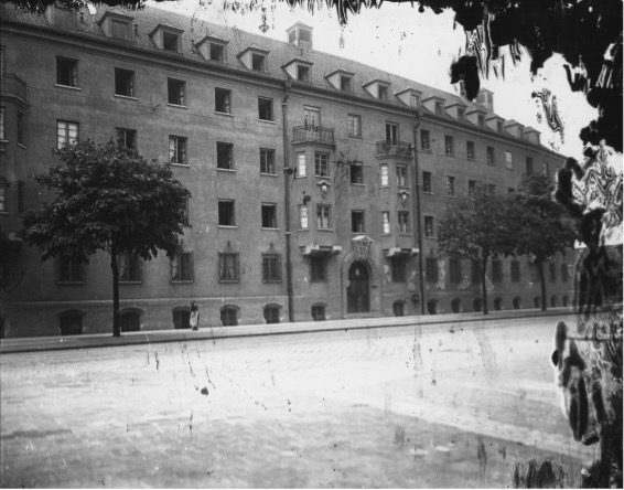 Vorderansicht des Luise-Kiesselbach-Heimes in München (1930) Stadtarchiv München DE-1992-FS-NL-PETT1-0349: Äußeren Wiener Str. 110 (https://stadtarchiv.muenchen.de/scopeQuery/detail.aspx?ID=421879)